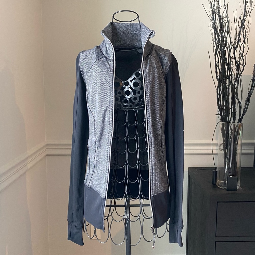 lululemon jacket grey/ black size 4